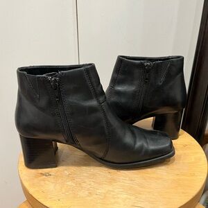 VTG Y2K Thom McAn Square Toed Chunky Heel Black Ankle Boots - size 7W